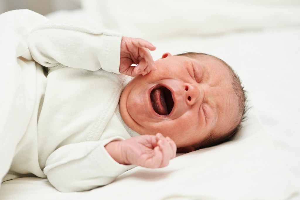 tenangkan-bayi-kembung-perut-1024x684
